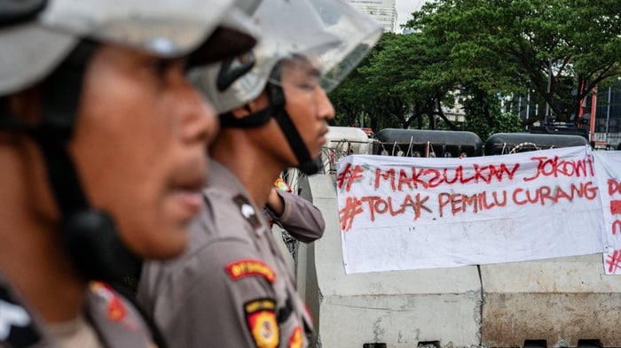 1000 Massa Terjun Demo Kecurangan Pemilu Di DPR, 3.929 Personel ...