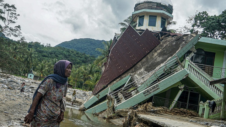 DPR Desak Pemerintah Beri Keringanan Mahasiswa Terdampak Bencana DPR Desak Pemerintah Beri Keringanan Mahasiswa Terdampak Bencana