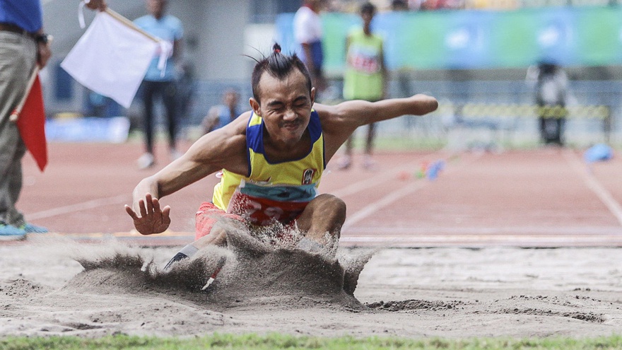 3 Macam Gaya Lompat Jauh: Berjalan di Udara, Jongkok, Menggantung