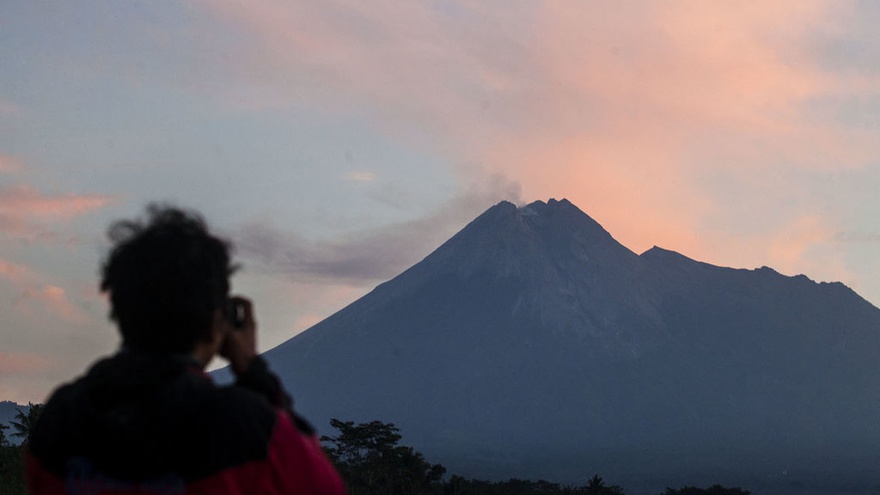 Gunung api di indonesia sebagian besar memiliki bentuk bertipe