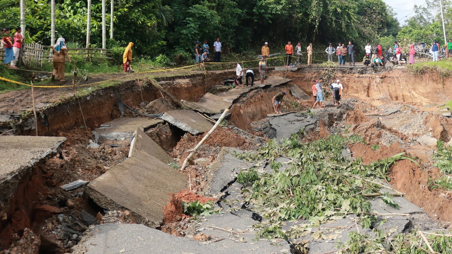 Meletus di bumi contoh dan hal sering bencana gempa alam longsor pada gunung terjadi peristiwa wilayah indonesia itu lapisan tanah merupakan Peristiwa gunung