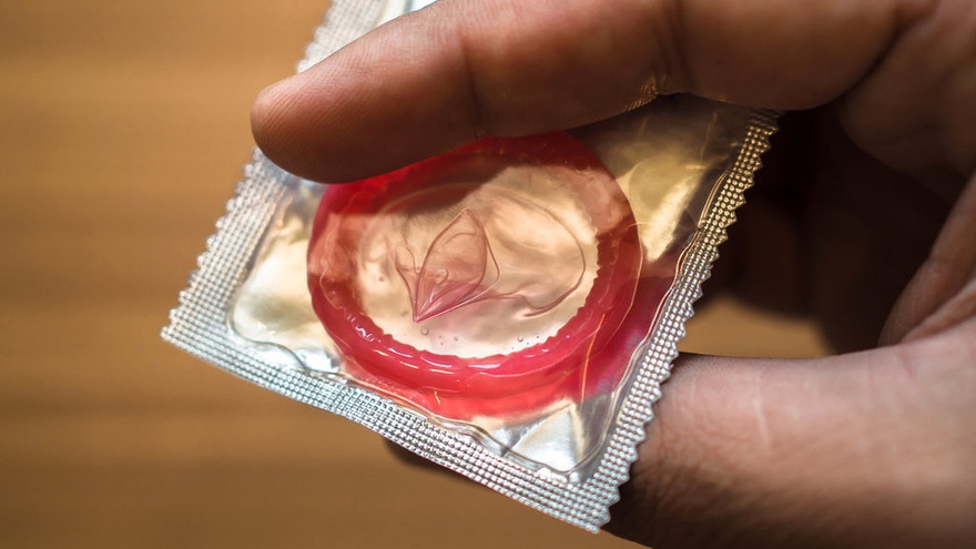 Perasaan Malu saat Membeli Kondom & Cara-Cara Mengatasinya