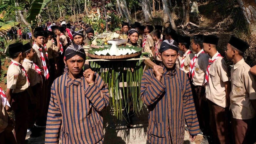 Perbedaan tradisi adat istiadat dan budaya antar daerah di indonesia tidak boleh membuat kita menjadi saling