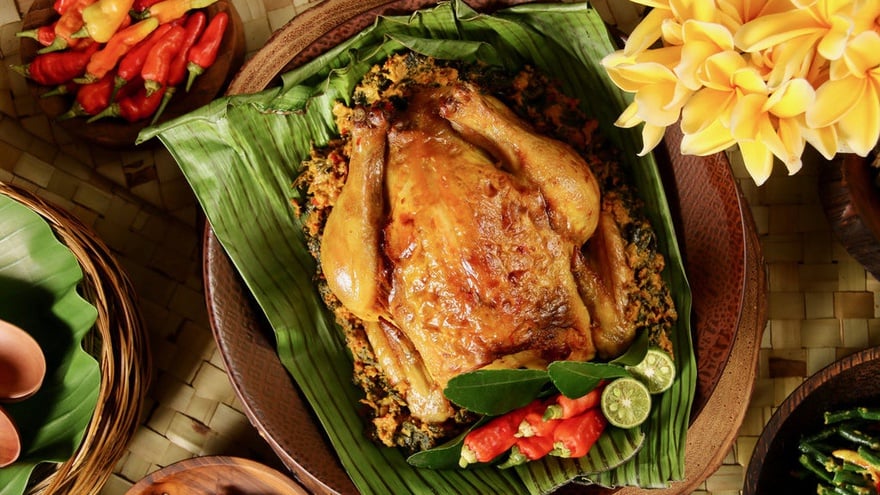 Ayam betutu adalah makanan khas yang berasal dari