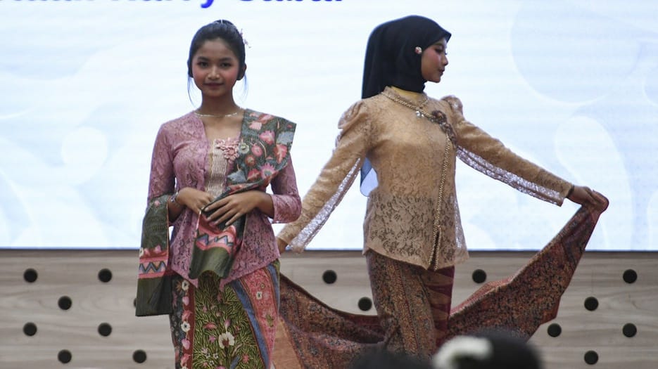 Menormalisasi Pemakaian Kebaya, Mungkinkah?