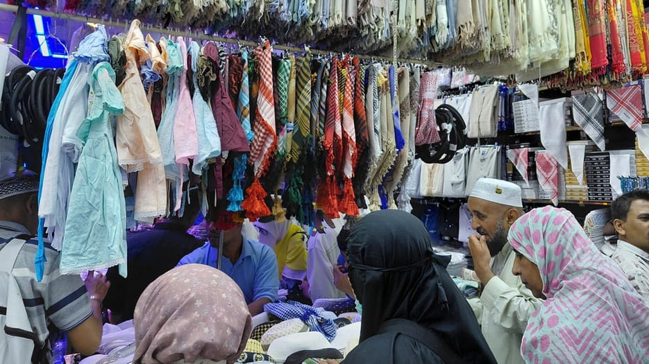 Saat Jemaah Haji Indonesia Berburu Oleh-oleh di Pasar Kakiyah