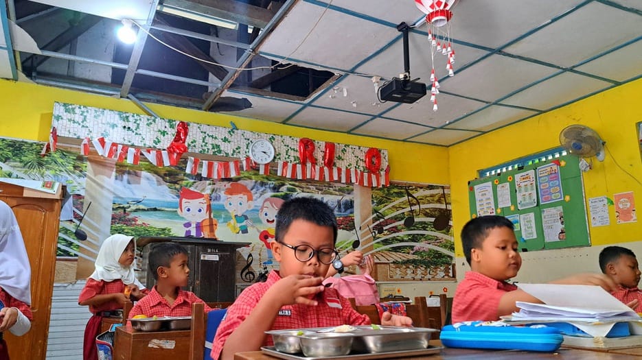 Waswas Siswa SD di Semarang Belajar di Bawah Bangunan Rapuh
