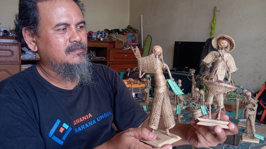 Abah Koko & Figur Karung Goninya yang Terbang ke Luar Negeri