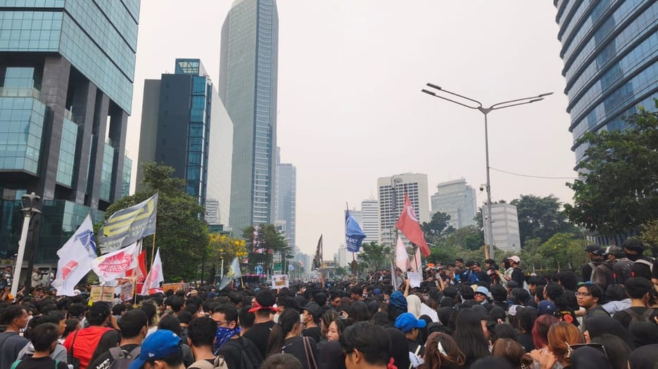 Bagaimana Angkot BEM UI Tembus Barikade Demo di Bundaran HI?