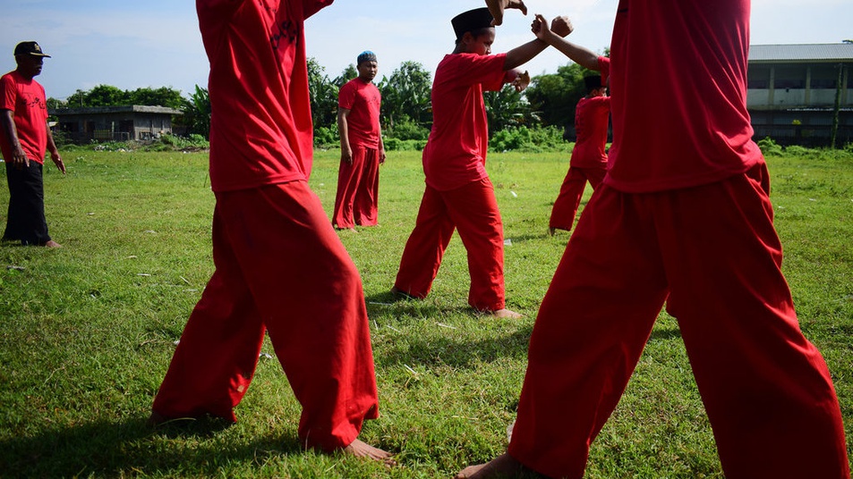 Di Atas Lawan Di Bawah Kawan