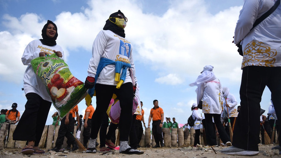 Aksi Bersih Bersih Dan Penanaman Mangrove Di Pantai Lamaru