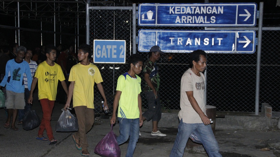Malaysia Kembali Deportasi 43 TKI Ilegal Lewat PLBN Entikong