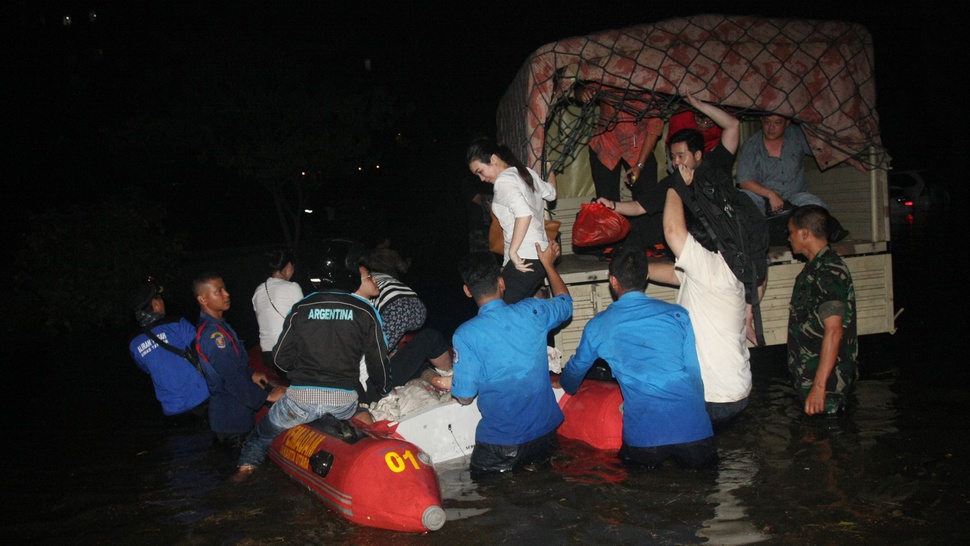 2016/06/04/TIRTO-antarafoto-banjir-pantai-mutiara-jakarta-040616-rn-1.JPG