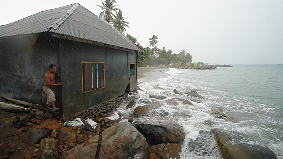 Abrasi Mengancam Pemukiman Nelayan Padang 