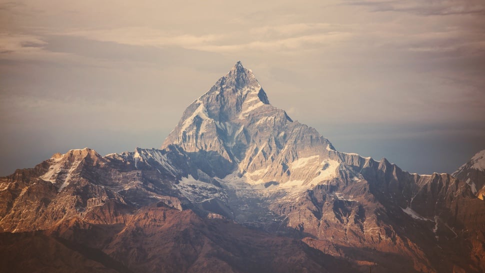 Profil Gunung Everest: Terletak di Mana & Berapa Ketinggiannya?