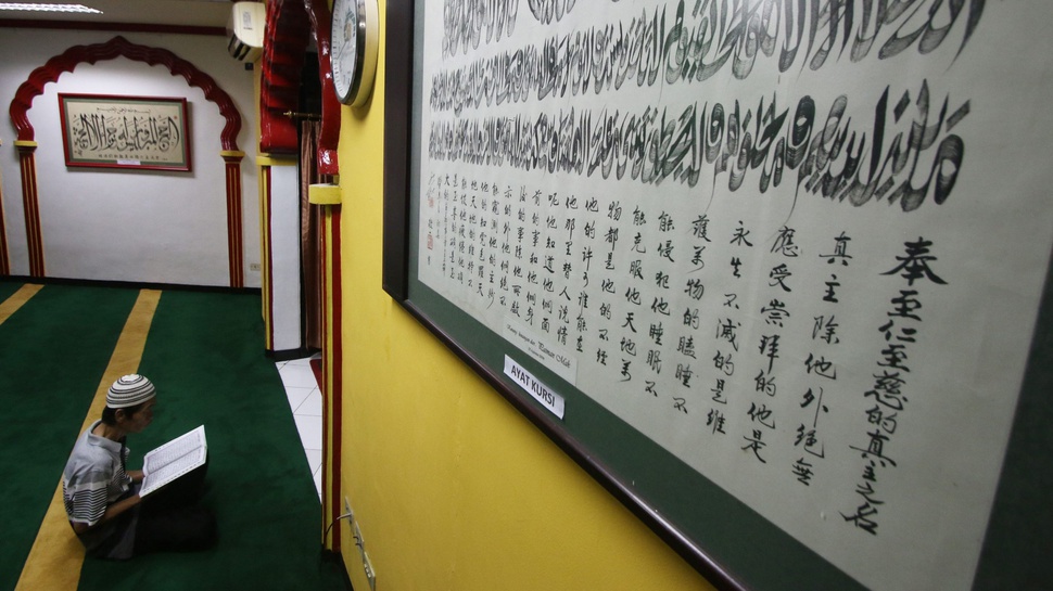 Muslim Cina di Masjid Lautze Rayakan Imlek dengan Silaturahmi
