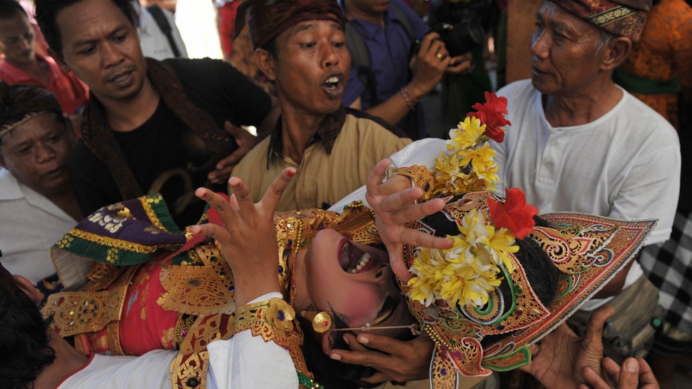 Bawakan Tarian Mistis, Penari Bali Kesurupan