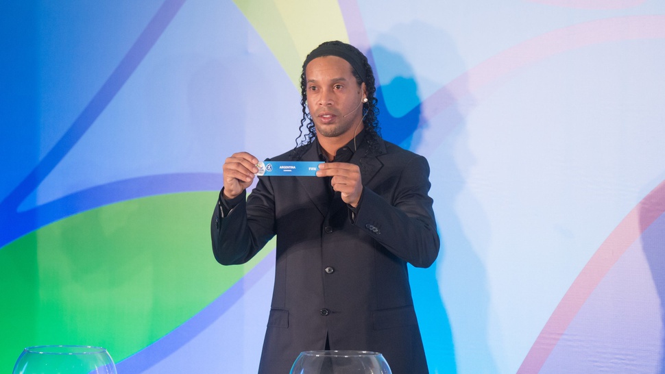 Ronaldinho Ditahan di Paraguay karena Paspor Palsu