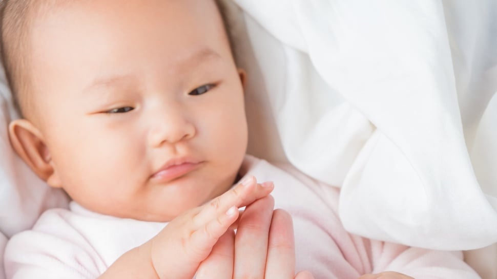 Tips Aman Bawa Bayi atau Balita Naik Pesawat Menurut Dokter Anak