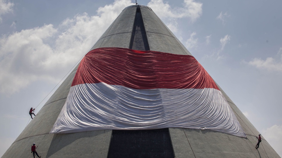 Bendera Raksasa di Monumen Yogya Kembali