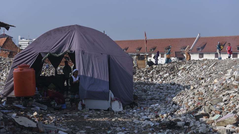 Warga Luar Batang Rayakan Lebaran di Tenda Darurat