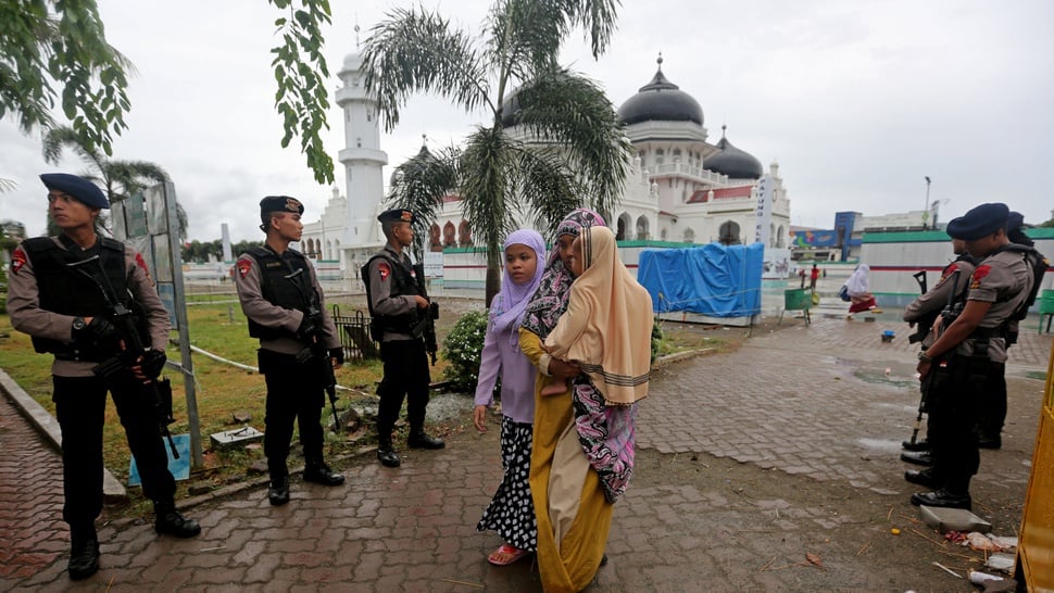 2016/07/06/TIRTO-antarafoto-pengamanan-salat-id-aceh-060716-irp-3.JPG