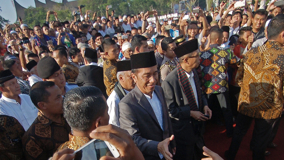 Gubernur: Jokowi Presiden Pertama Lakukan Shalat Id di Padang