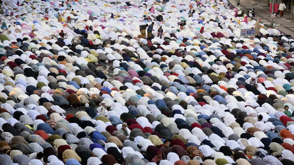 Ribuan Umat Muslim Shalat Id di Masjid Luar Batang