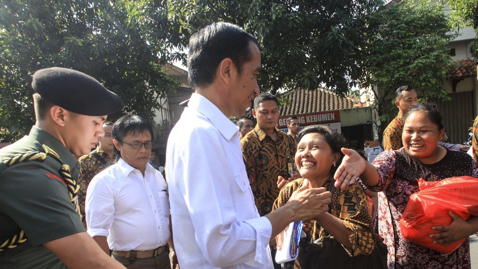 Jokowi Bagi Sembako di Prambanan 