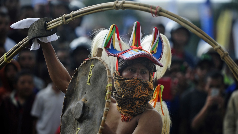 2016/07/10/TIRTO-tari-perang-caci--simbol-heroisme-dari-manggarai-04.JPG