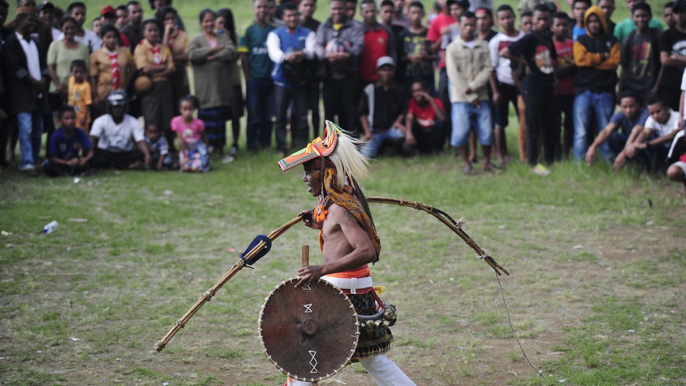 2016/07/10/TIRTO-tari-perang-caci--simbol-heroisme-dari-manggarai-10.JPG