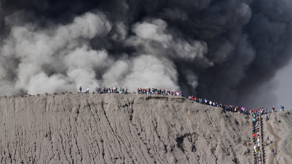 Wisatawan Abaikan Peringatan Status Waspada Gunung Bromo