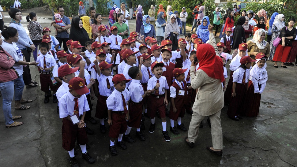 2016/07/18/TIRTO-antarafoto-hari-pertama-sekolah-180716-yu-1.JPG