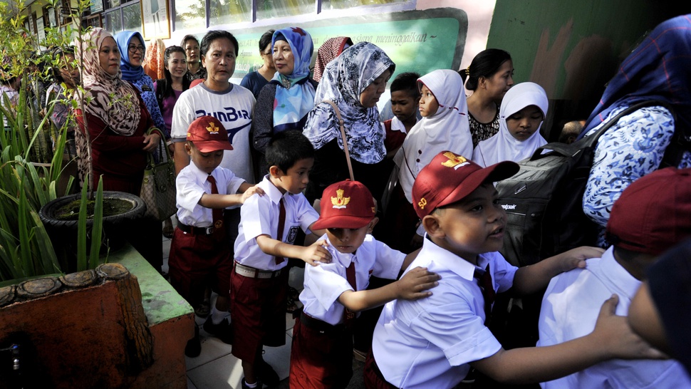 2016/07/18/TIRTO-antarafoto-hari-pertama-sekolah-180716-yu-6.JPG