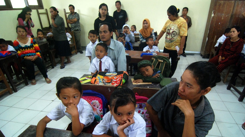 2016/07/18/TIRTO-antarafoto-orang-tua-di-hari-pertama-sekolah-180716-app-6.JPG
