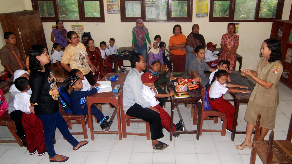 2016/07/18/TIRTO-antarafoto-orang-tua-di-hari-pertama-sekolah-180716-app-7.JPG