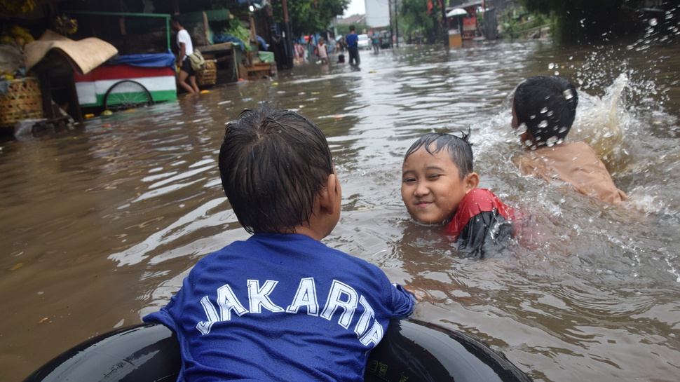 Keceriaan Anak-anak di Tengah Banjir