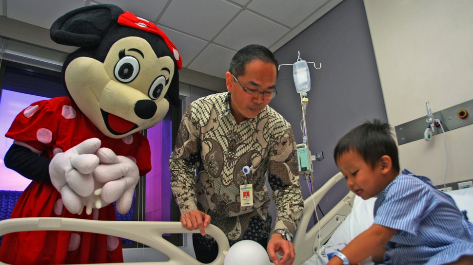Minnie Mouse Menghibur Anak-anak di Rumah Sakit
