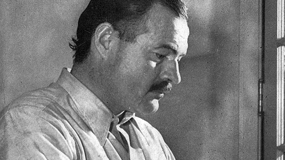 Retrospeksi 55 Tahun Kematian Ernest Hemingway