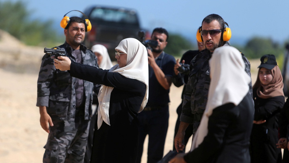 Hamas Latih Wanita Palestina Menembak