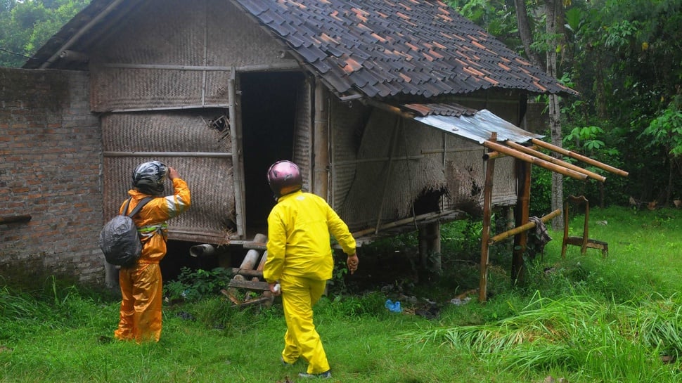 2016/07/26/TIRTO-antarafoto-pengembangan-terduga-terorisme-solo-260716-ajn-2.JPG