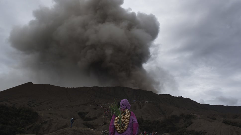 2016/07/26/TIRTO-melarung-sesaji-di-kawah-bromo-01.JPG