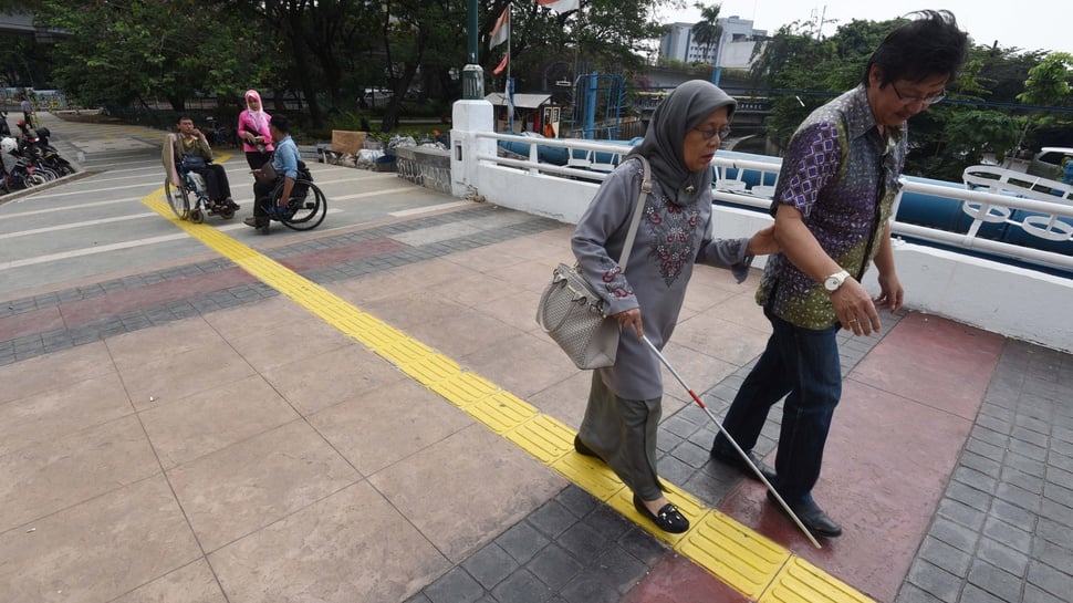 Fasilitas Trotoar Jakarta Tak Ramah Disabilitas