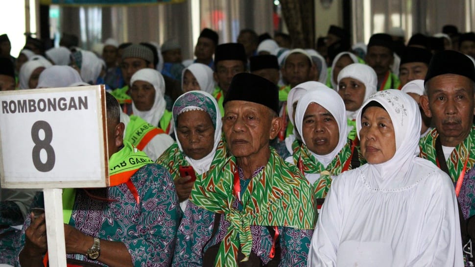 2016/08/08/TIRTO-antarafoto-jelang-keberangkatan-calhaj-jabar-bekasi-080816-ris-2.JPG