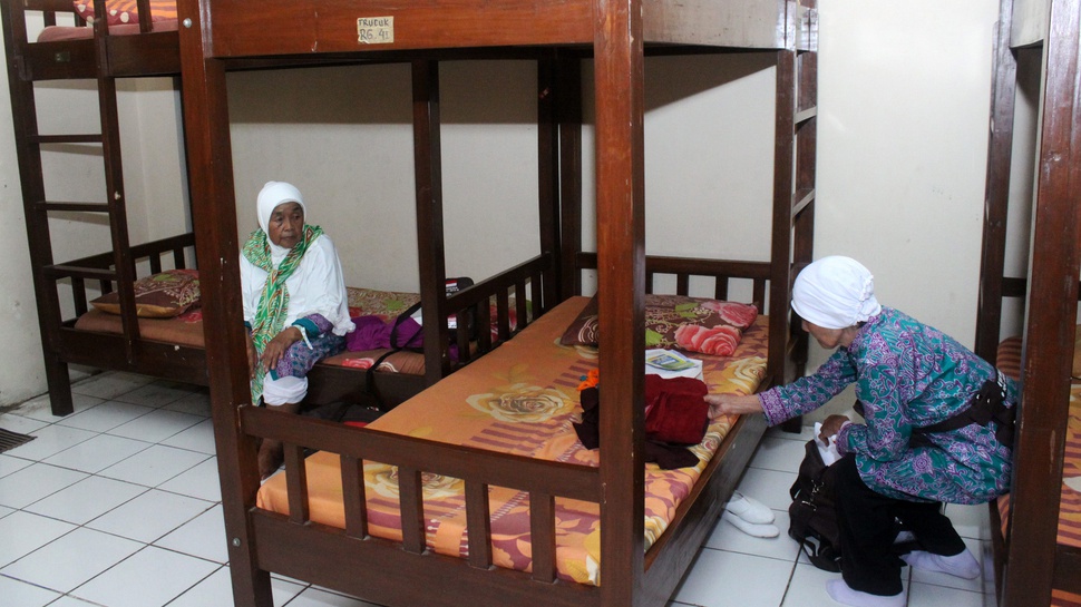 2016/08/08/TIRTO-antarafoto-keterbatasan-fasilitas-penginapan-calhaj-bekasi-080816-ris-2.JPG