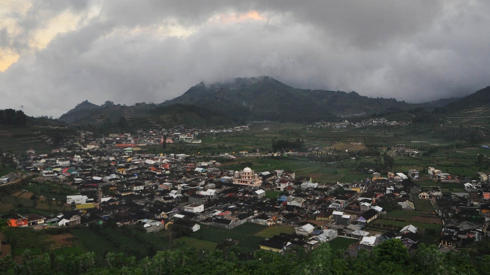 2016/08/10/TIRTO-prosesi-potong-rambut-anak-bajang-dieng-01.JPG