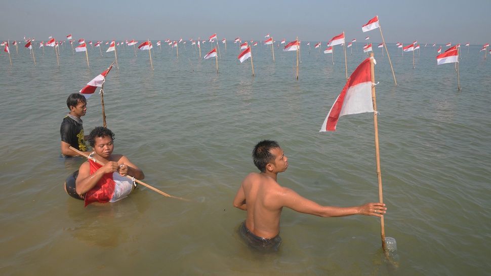 Pengibaran Seribu Bendera di Pantai Teluk Awur
