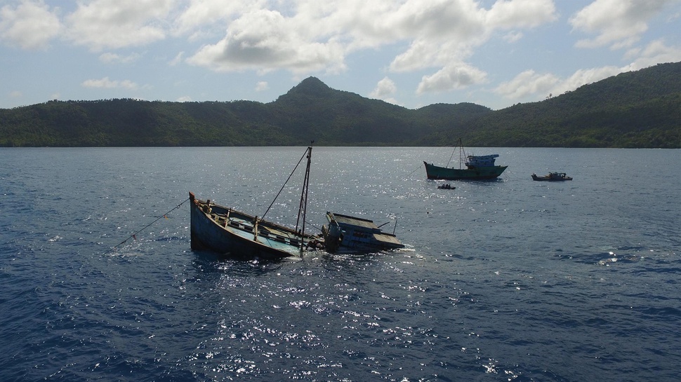 KKP-Kejaksaan Tenggelamkan 10 Kapal Pencuri Ikan di Batam