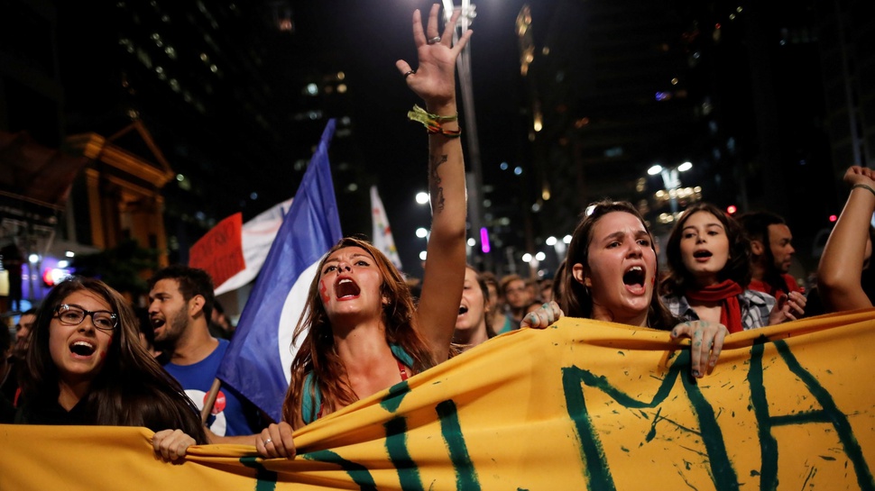 2016/08/31/TIRTO-antarafoto-dilma-supporters-protest-brazil-180516.JPG