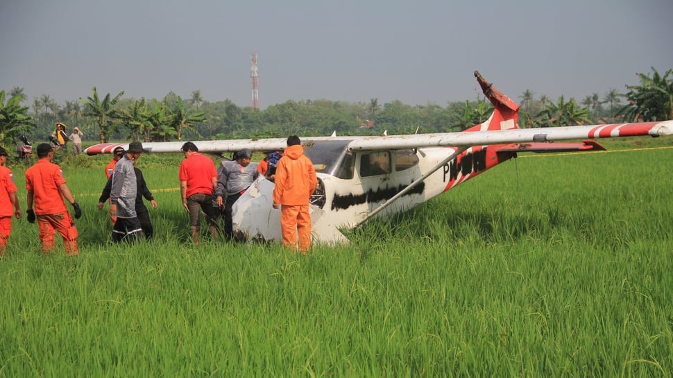 2016/08/31/TIRTO-antarafoto-identifikasi-pesawat-jatuh-310816-da-1.JPG